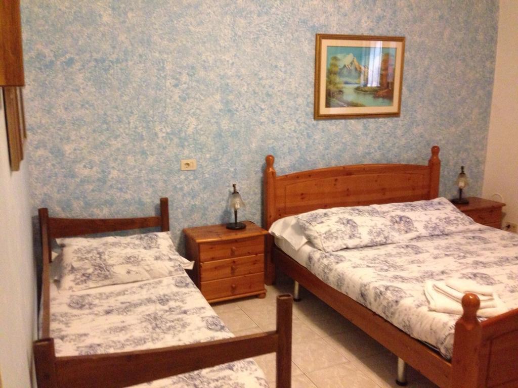 B & B Leonard Acqui Rome Bilik gambar