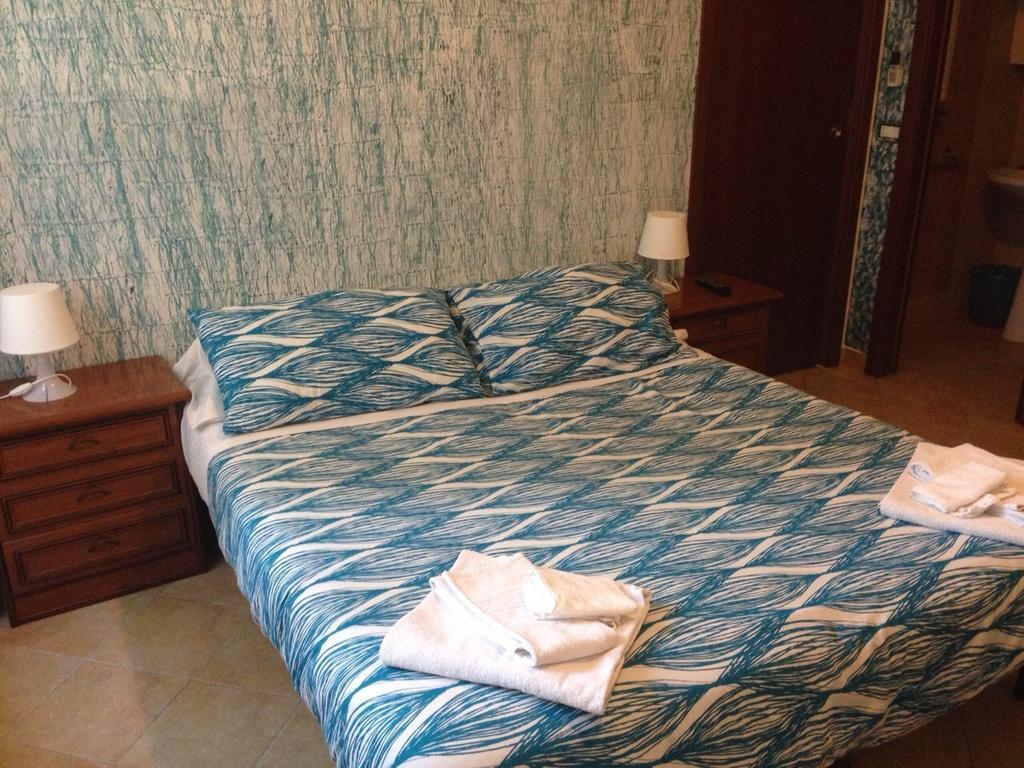 B & B Leonard Acqui Rome Bilik gambar